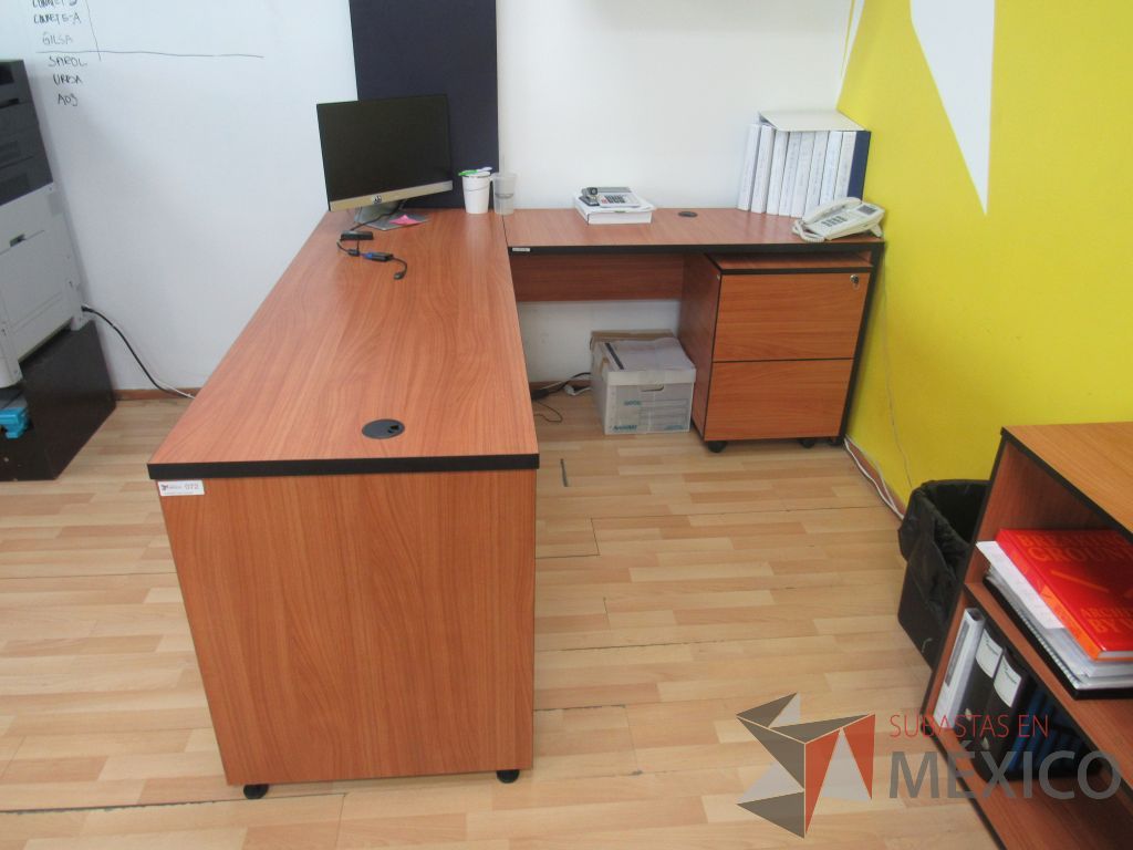 Lote 109 - Escritorio de costado derecho en escuadra con archivero vertical de 2 cajones - Imagen 11
