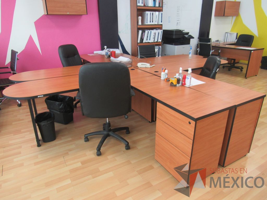 Lote 110 - Estación de trabajo para 4 personas con 4 archivero de 3 cajones color café