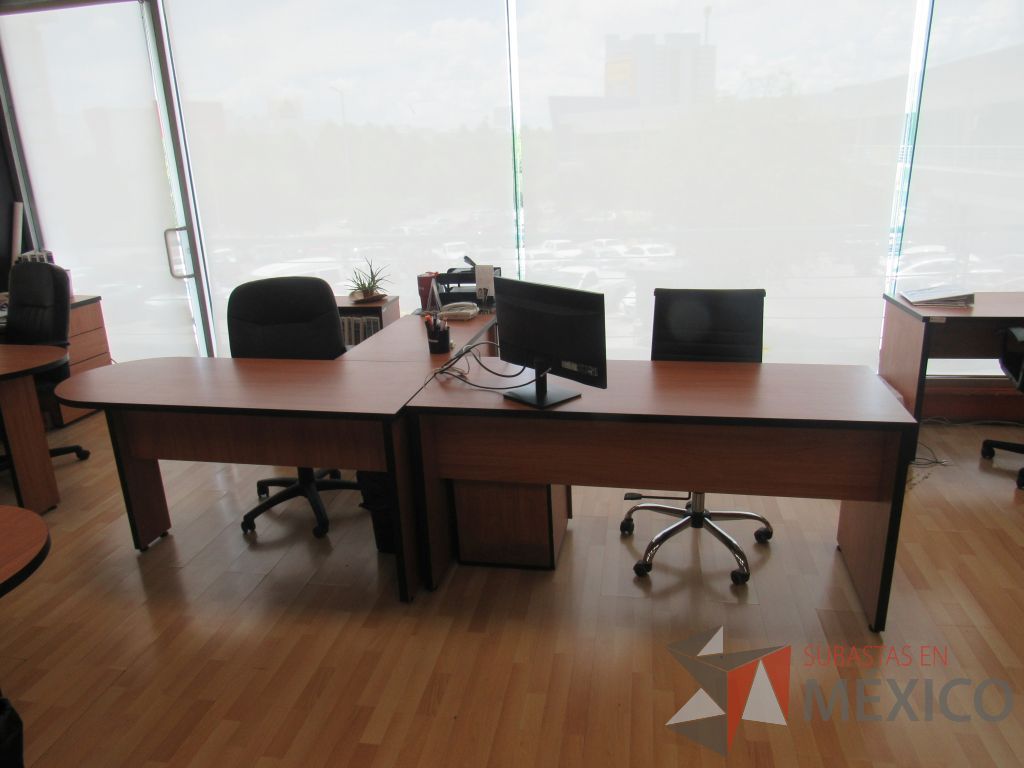 Lote 047 - Estación de trabajo para 2 personas con 1 archivero vertical de 2 cajones y 1 archivero de 3 cajones