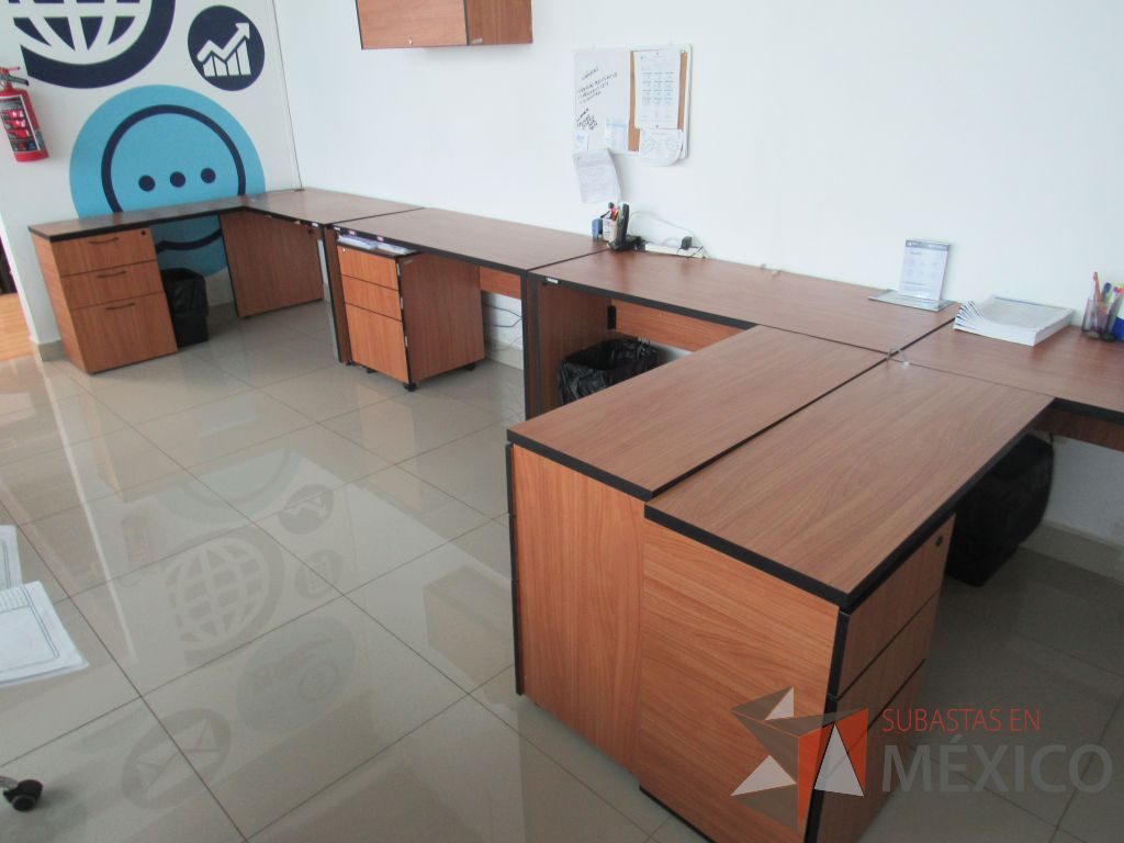 Lote 044 - Estación de trabajo para 4 personas con 3 archiveros de pedestal de 3 cajones - Imagen 8