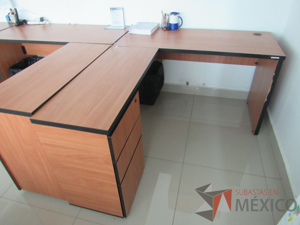Lote 044 - Estación de trabajo para 4 personas con 3 archiveros de pedestal de 3 cajones - Imagen 9