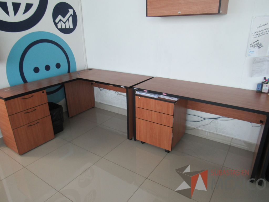 Lote 044 - Estación de trabajo para 4 personas con 3 archiveros de pedestal de 3 cajones - Imagen 13