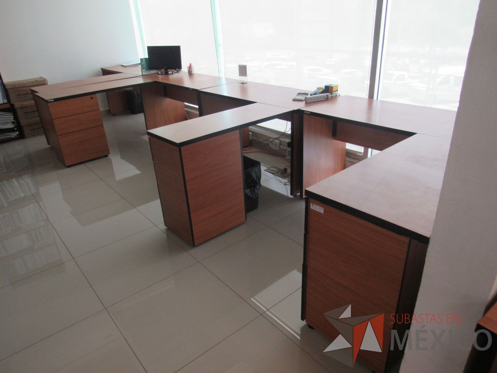 Lote 043 - Estación de trabajo para 4 personas con 4 archiveros de pedestal de 3 cajones - Imagen 9