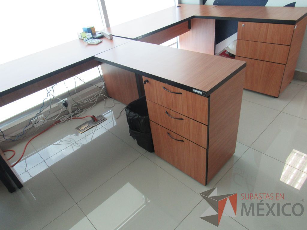 Lote 043 - Estación de trabajo para 4 personas con 4 archiveros de pedestal de 3 cajones - Imagen 10