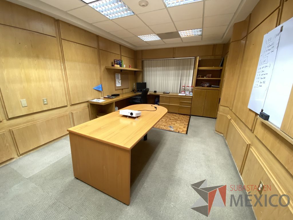 Lote 033 - Oficina Ejecutiva con Escritorio en escuadra, Gabinete, Mesa de trabajo y Repisa - Imagen 16