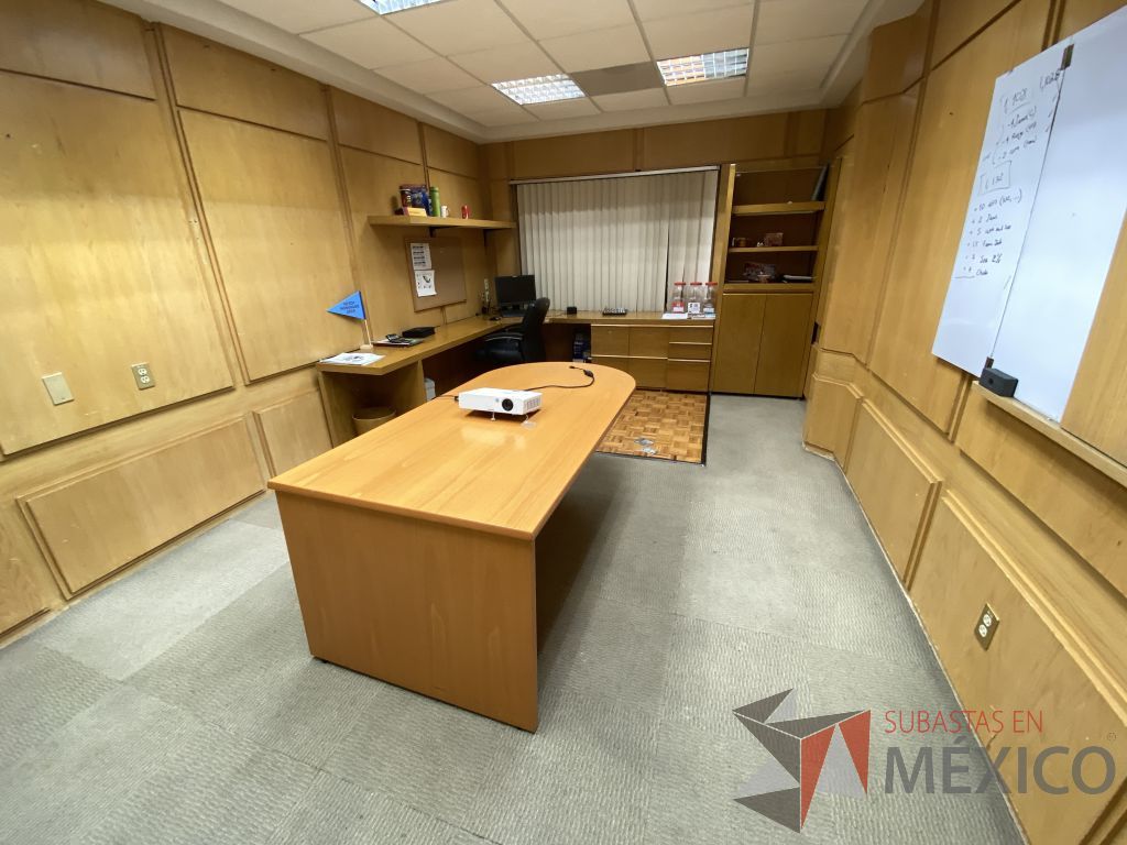 Lote 033 - Oficina Ejecutiva con Escritorio en escuadra, Gabinete, Mesa de trabajo y Repisa - Imagen 17