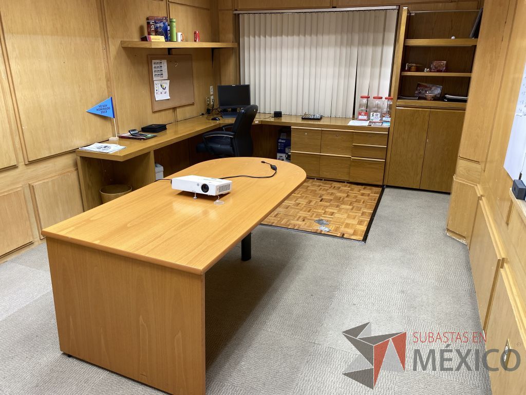 Lote 033 - Oficina Ejecutiva con Escritorio en escuadra, Gabinete, Mesa de trabajo y Repisa - Imagen 18