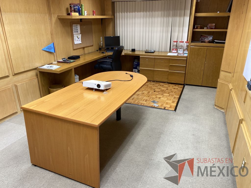 Lote 033 - Oficina Ejecutiva con Escritorio en escuadra, Gabinete, Mesa de trabajo y Repisa - Imagen 19