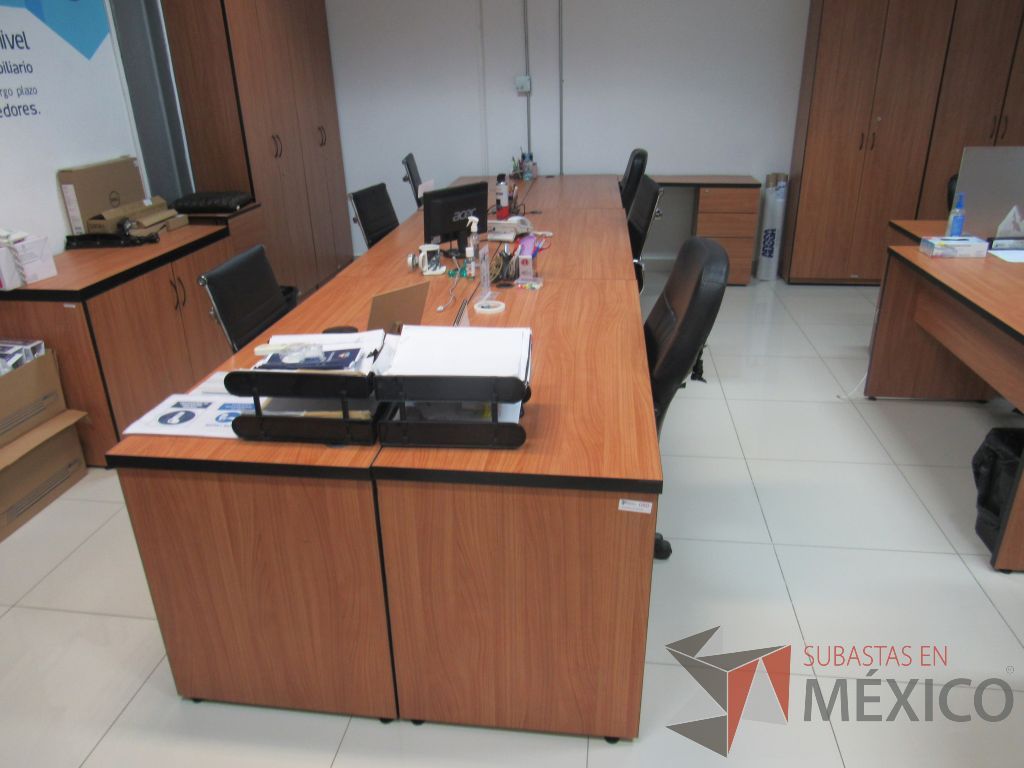 Lote 042 - Estación de trabajo para 6 personas con 5 archiveros verticales de 3 cajones - Imagen 4