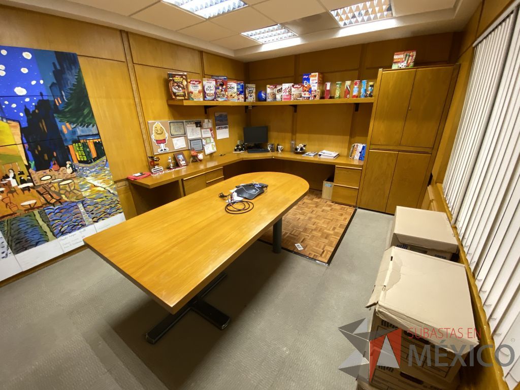 Lote 060 - Oficina Ejecutiva con Escritorio en escuadra, Gabinete, Mesa de trabajo y Repisa - Imagen 13