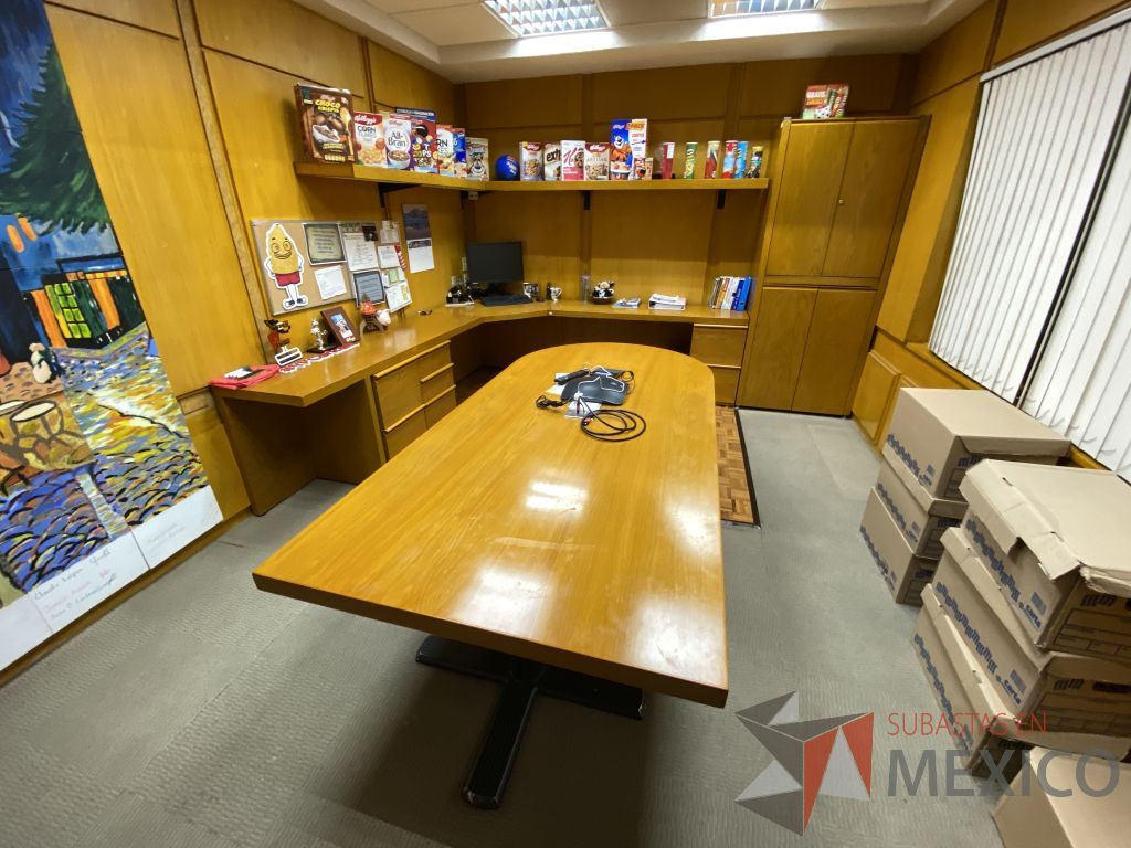 Lote 060 - Oficina Ejecutiva con Escritorio en escuadra, Gabinete, Mesa de trabajo y Repisa - Imagen 14