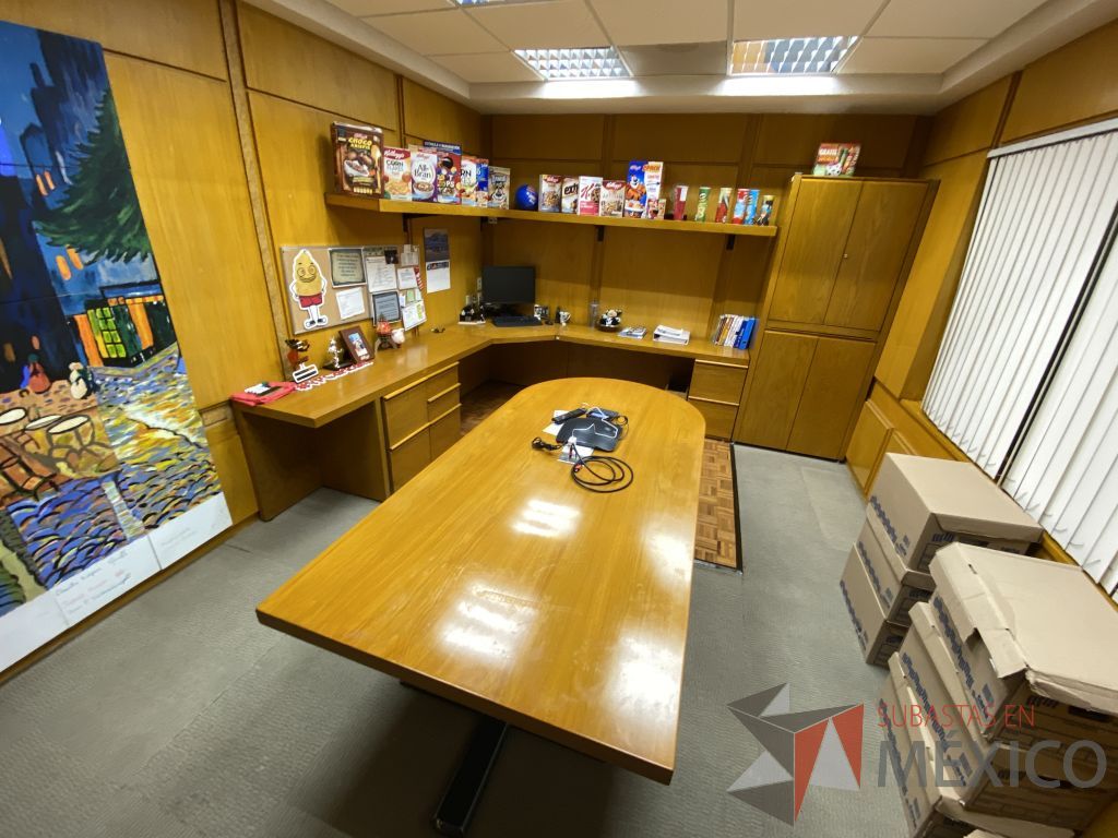 Lote 060 - Oficina Ejecutiva con Escritorio en escuadra, Gabinete, Mesa de trabajo y Repisa