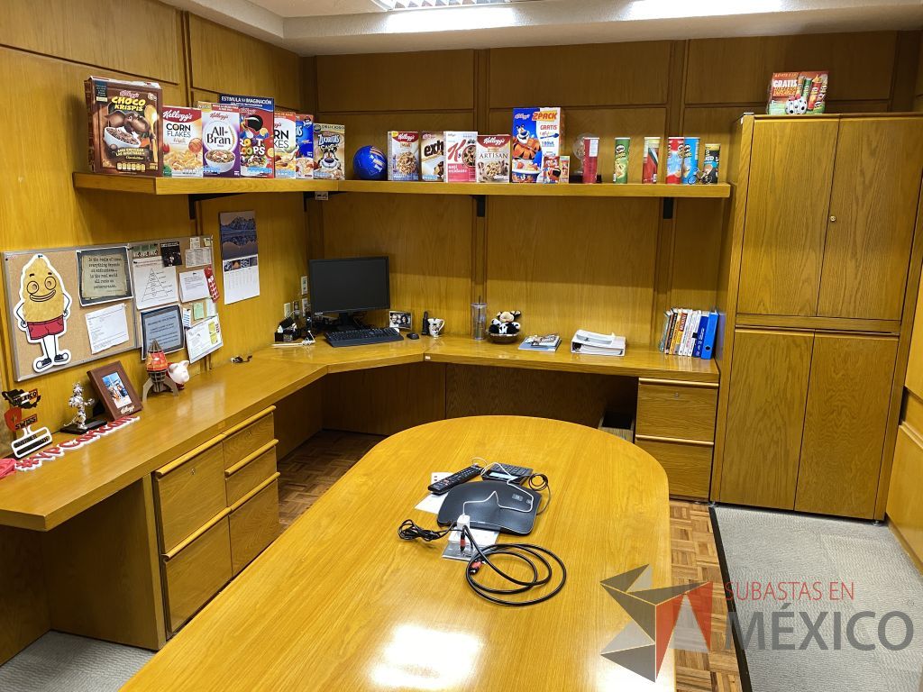Lote 060 - Oficina Ejecutiva con Escritorio en escuadra, Gabinete, Mesa de trabajo y Repisa - Imagen 15