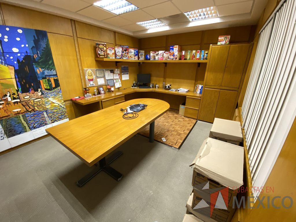 Lote 060 - Oficina Ejecutiva con Escritorio en escuadra, Gabinete, Mesa de trabajo y Repisa - Imagen 17