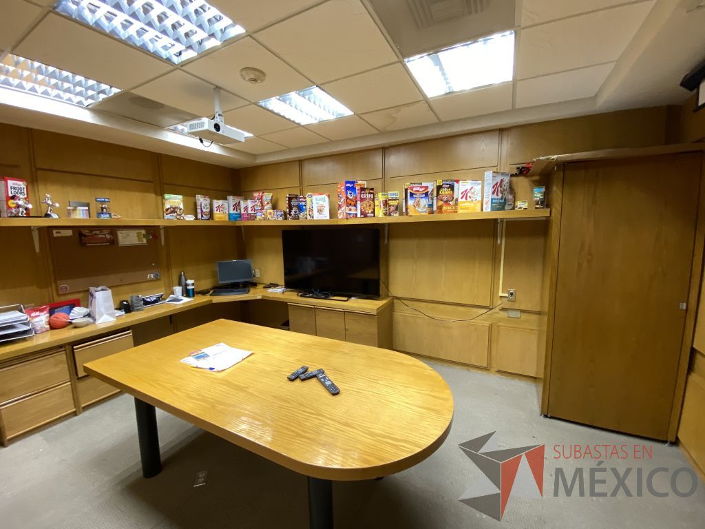 Lote 077 - Oficina Ejecutiva con Escritorio en escuadra, Mesa de trabajo, Repisa y Gabinete
