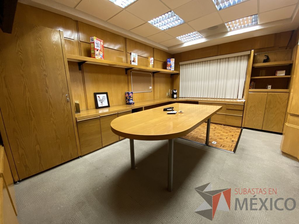 Lote 088 - Oficina Ejecutiva con escritorio en escuadra, mesa de trabajo, credenza...