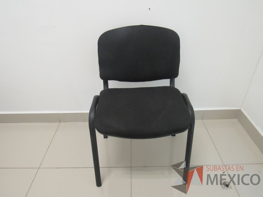 Lote 099 - 2 Sillas de visita con 4 patas metálicas asiento y respaldo en tela color negro