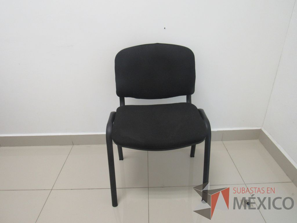Lote 099 - 2 Sillas de visita con 4 patas metálicas asiento y respaldo en tela color negro - Imagen 2