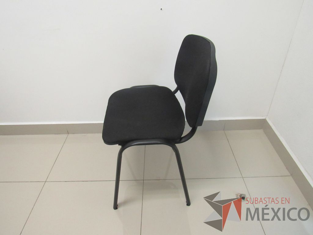 Lote 099 - 2 Sillas de visita con 4 patas metálicas asiento y respaldo en tela color negro - Imagen 3
