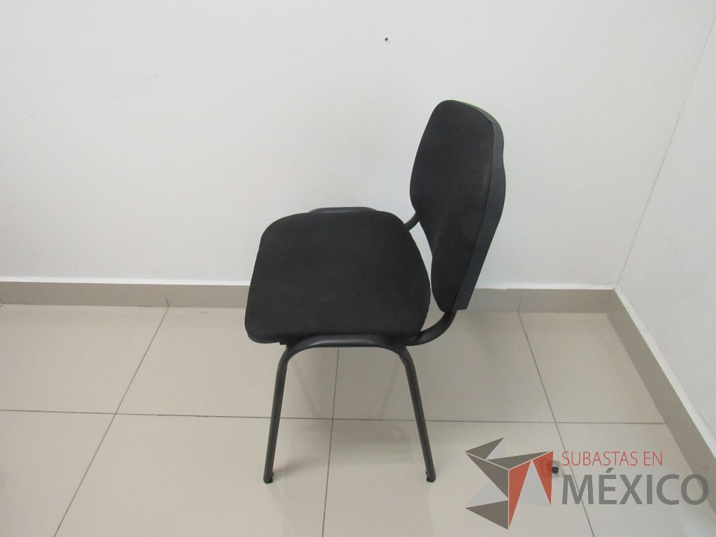 Lote 099 - 2 Sillas de visita con 4 patas metálicas asiento y respaldo en tela color negro - Imagen 4