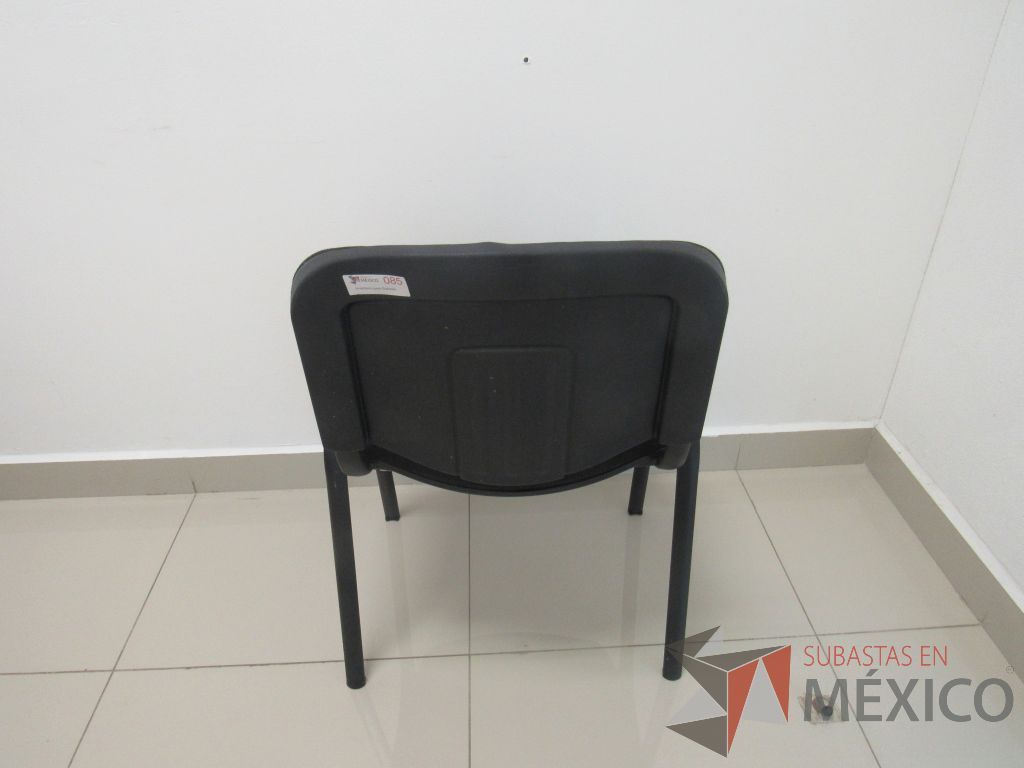 Lote 099 - 2 Sillas de visita con 4 patas metálicas asiento y respaldo en tela color negro - Imagen 5