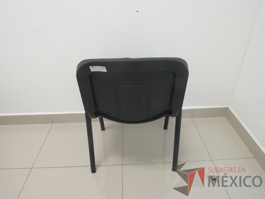 Lote 099 - 2 Sillas de visita con 4 patas metálicas asiento y respaldo en tela color negro - Imagen 6