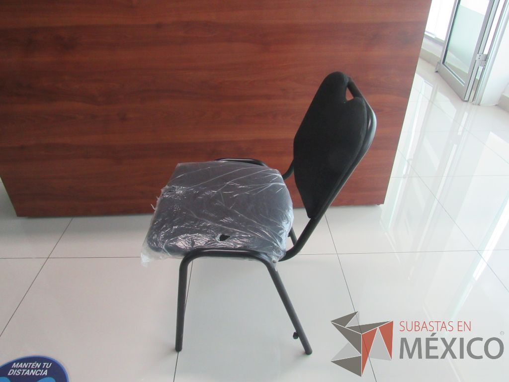 Lote 020 - 2 Sillas de visita con 4 patas metálicas asiento y respaldo en tela color negro - Imagen 3
