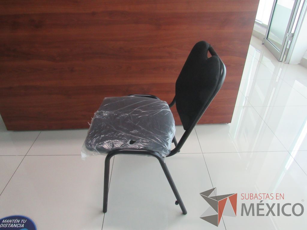 Lote 020 - 2 Sillas de visita con 4 patas metálicas asiento y respaldo en tela color negro - Imagen 4