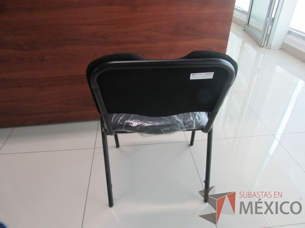 Lote 020 - 2 Sillas de visita con 4 patas metálicas asiento y respaldo en tela color negro - Imagen 5