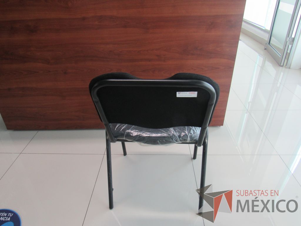 Lote 020 - 2 Sillas de visita con 4 patas metálicas asiento y respaldo en tela color negro - Imagen 6