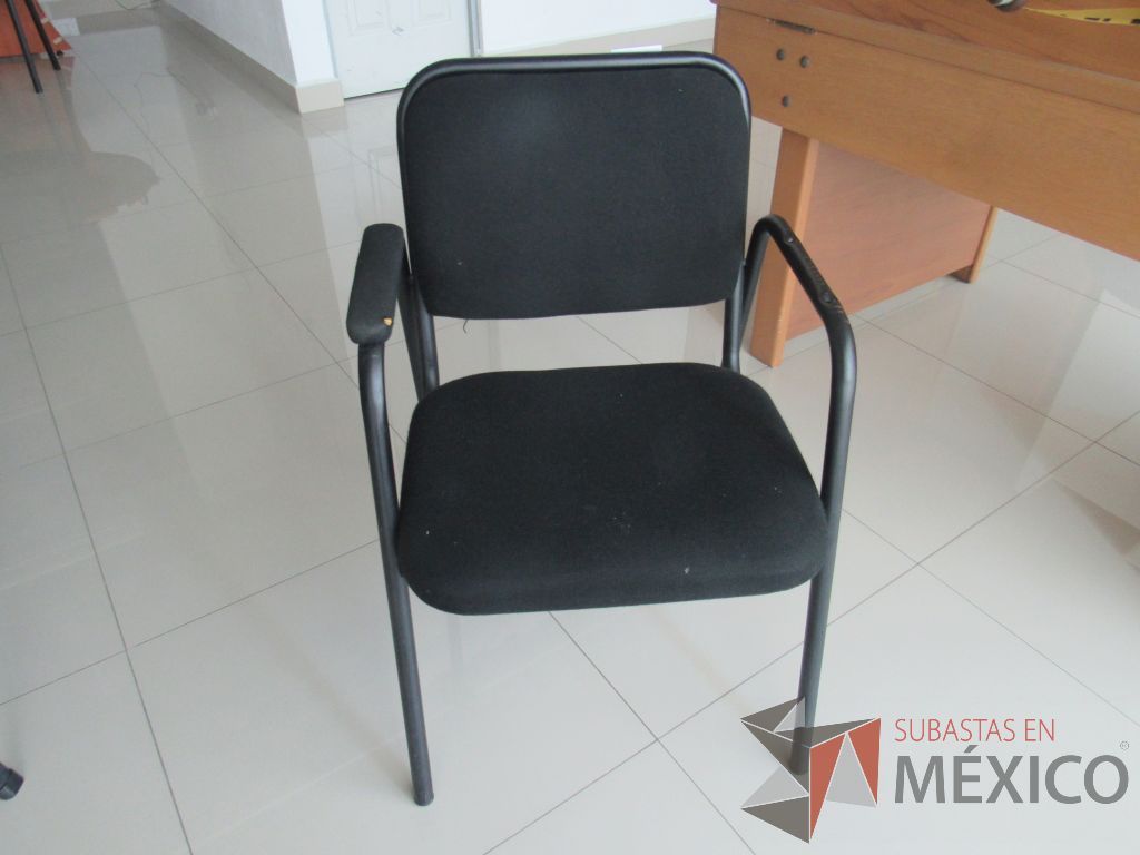 Lote 041 - 2 Sillas de visita con 4 patas metálicas asiento y respaldo en tela color negro - Imagen 2