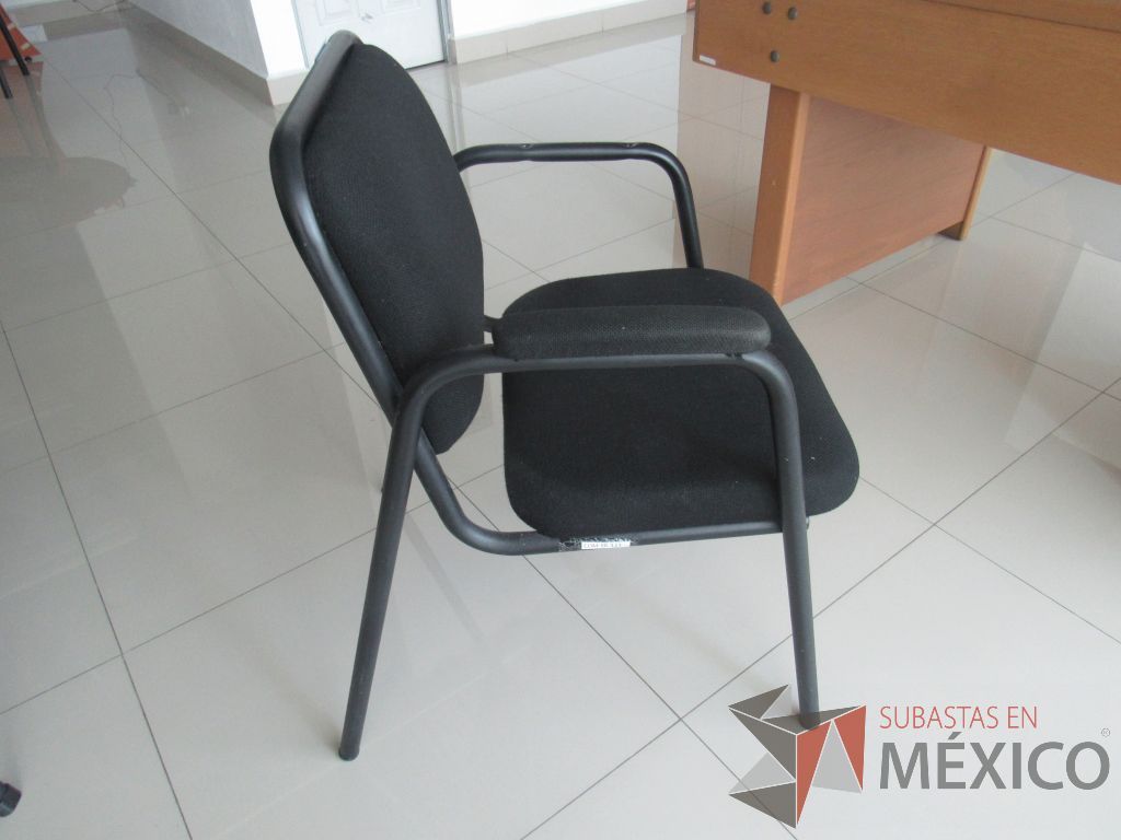 Lote 041 - 2 Sillas de visita con 4 patas metálicas asiento y respaldo en tela color negro - Imagen 3