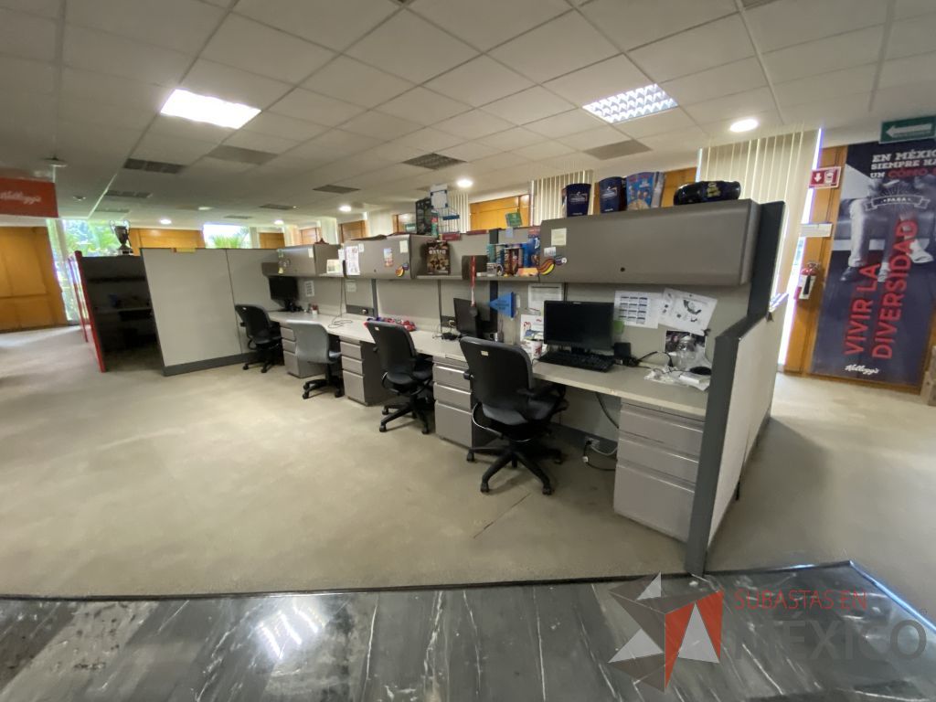 Lote 004 - Estación de trabajo de mampara alta para 12 personas con 11 archiveros de pedestal de 3 cajones - Imagen 11