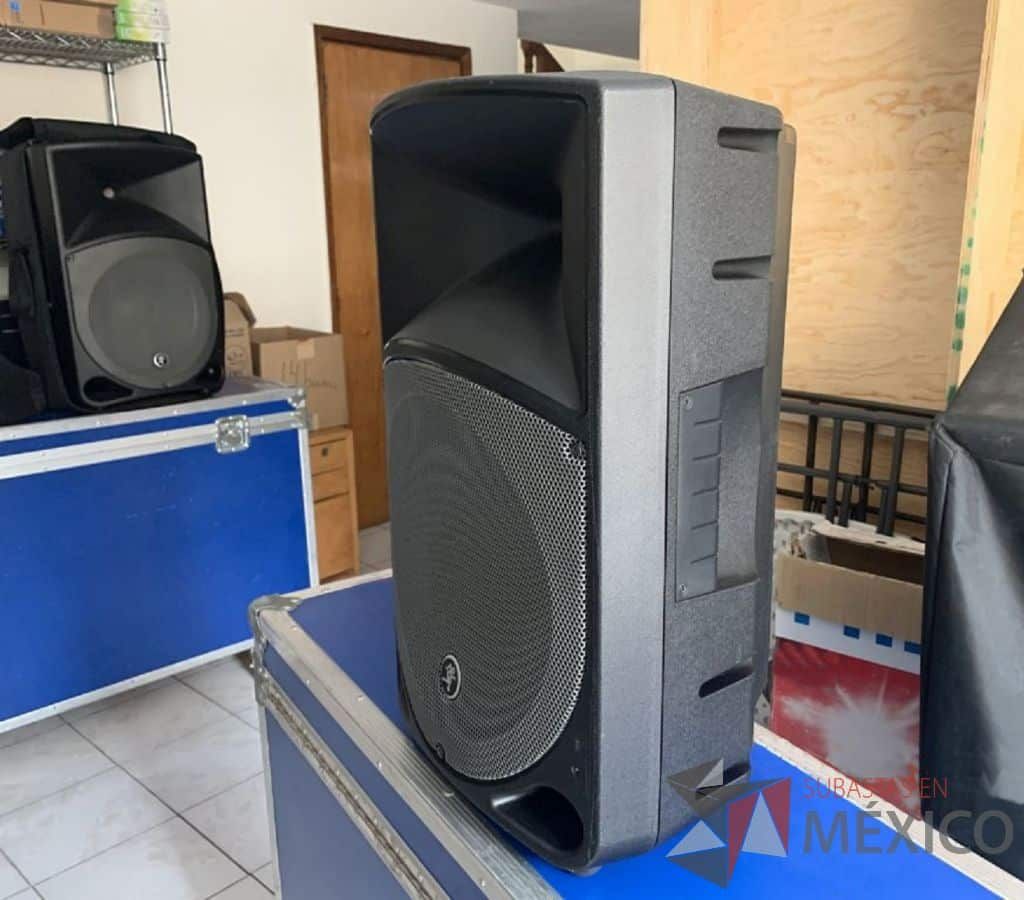 Lote 016 - 2 Bocinas profesionales 300w Marca Mackie con tripié y 2 cables Canon genérico de 20m - Imagen 5