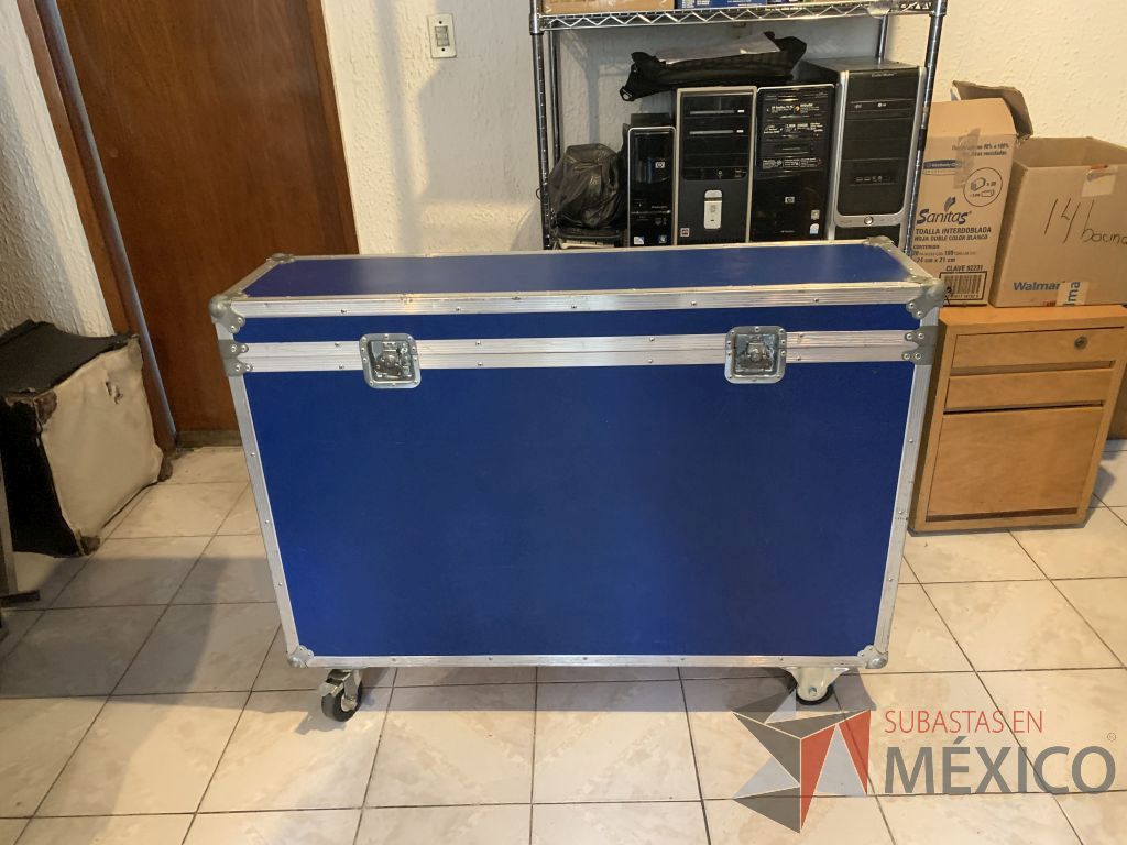 Lote 063 - Case profesional para protección pantallas, con manijas, chapas y ruedas. De 118x32x82 cm. - Imagen 4