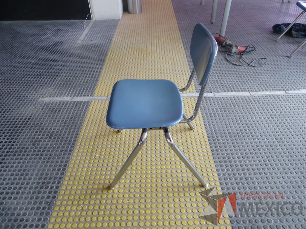 Lote 002 - Mesa de trabajo para 2 personas y 2 Sillas fijas con mecanismo de nivelación - Imagen 3