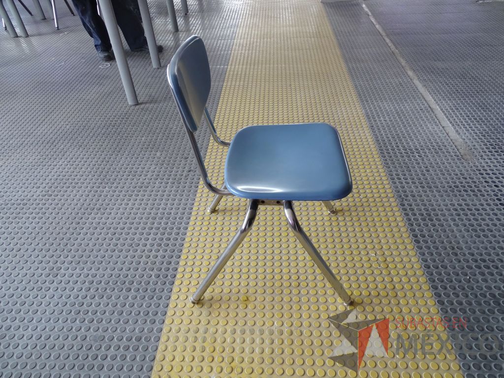 Lote 002 - Mesa de trabajo para 2 personas y 2 Sillas fijas con mecanismo de nivelación - Imagen 6
