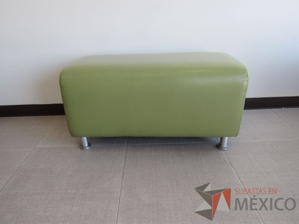 Lote 010 - 2 Taburetes rectangulares con cuatro patas metálicas tipo piel color verde