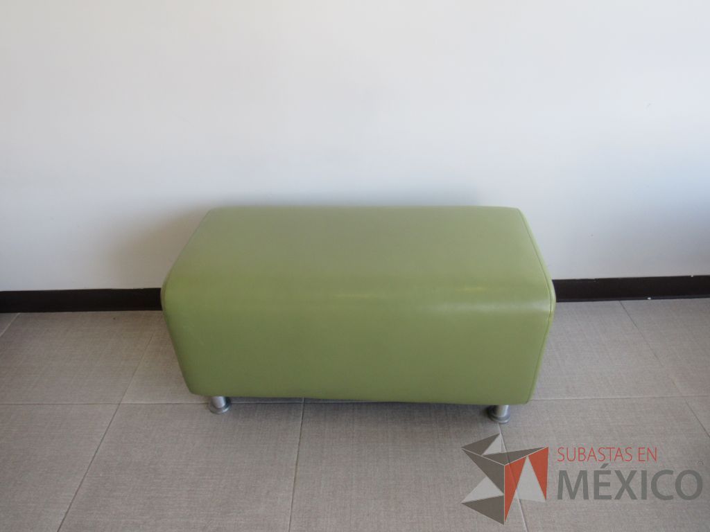 Lote 010 - 2 Taburetes rectangulares con cuatro patas metálicas tipo piel color verde - Imagen 4