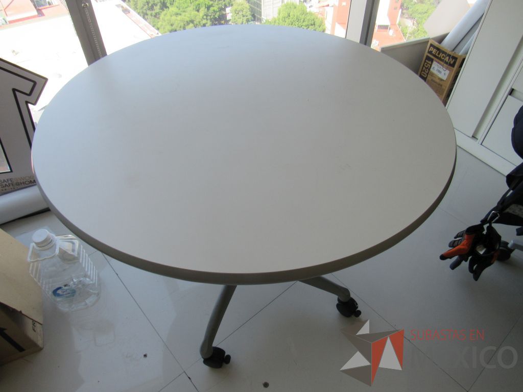 Lote 011 - Mesa de trabajo circular con estructura metálica color gris, ruedas color negro, cubierta color blanco - Imagen 2