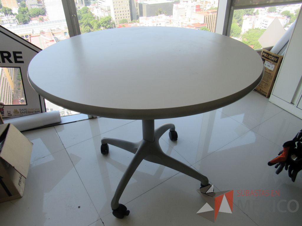 Lote 011 - Mesa de trabajo circular con estructura metálica color gris, ruedas color negro, cubierta color blanco - Imagen 3