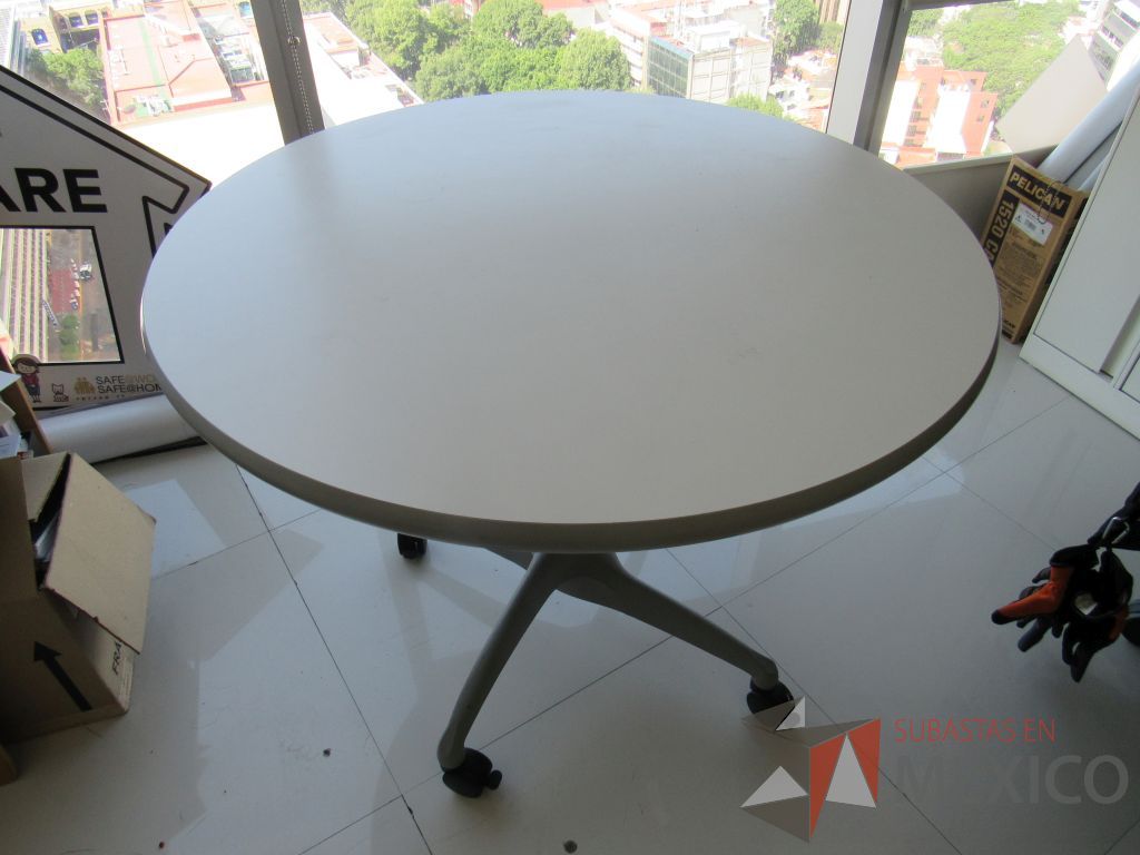 Lote 011 - Mesa de trabajo circular con estructura metálica color gris, ruedas color negro, cubierta color blanco - Imagen 4