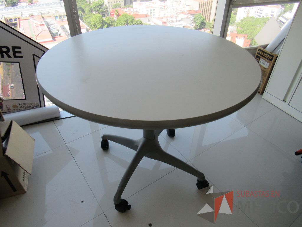 Lote 011 - Mesa de trabajo circular con estructura metálica color gris, ruedas color negro, cubierta color blanco - Imagen 5