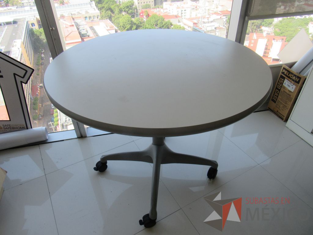 Lote 011 - Mesa de trabajo circular con estructura metálica color gris, ruedas color negro, cubierta color blanco - Imagen 6