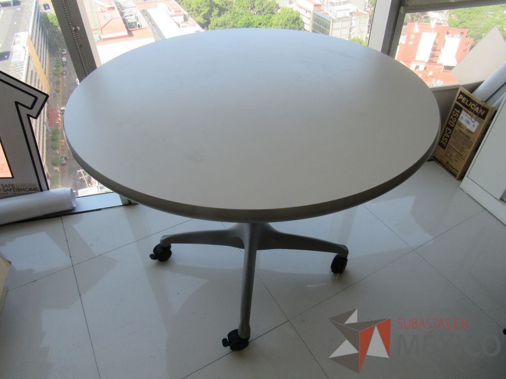 Lote 011 - Mesa de trabajo circular con estructura metálica color gris, ruedas color negro, cubierta color blanco