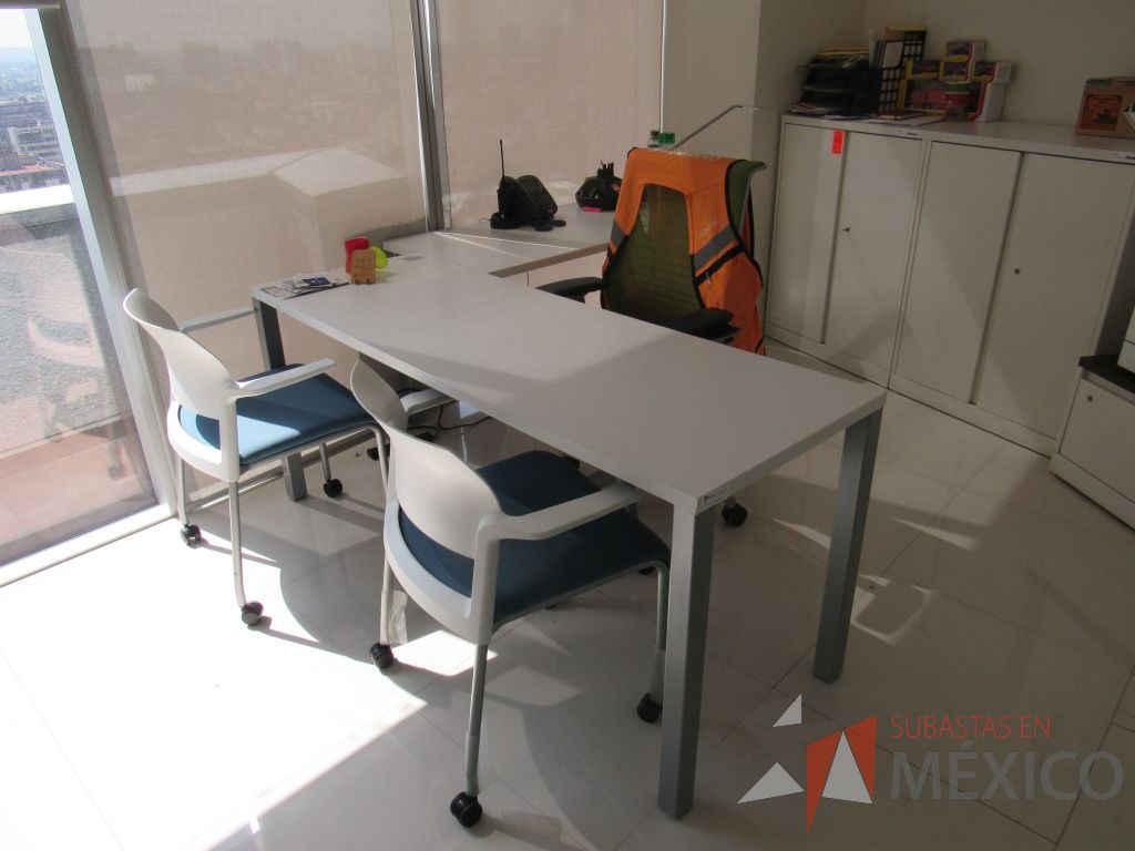 Lote 007 - Escritorio en escuadra en 2 piezas con estructura metálica color gris y cubierta color blanco - Imagen 2