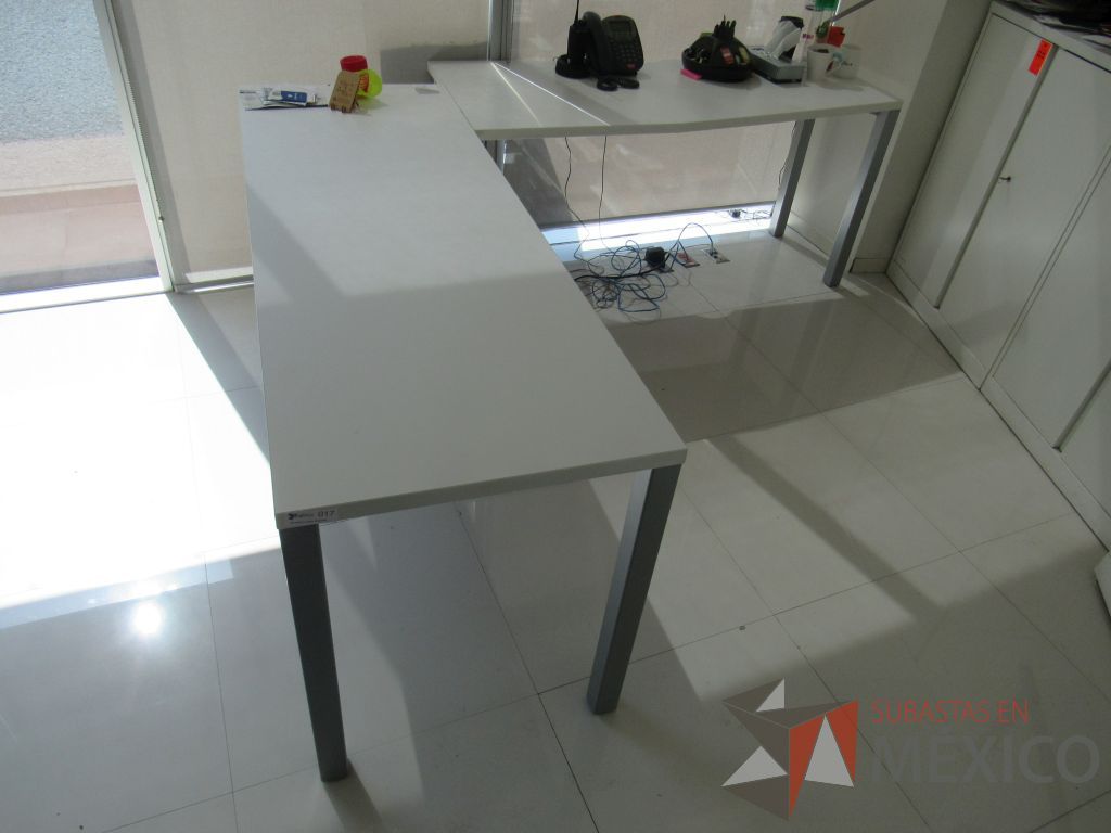 Lote 007 - Escritorio en escuadra en 2 piezas con estructura metálica color gris y cubierta color blanco - Imagen 5