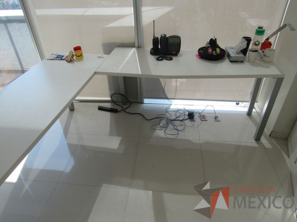 Lote 007 - Escritorio en escuadra en 2 piezas con estructura metálica color gris y cubierta color blanco - Imagen 6