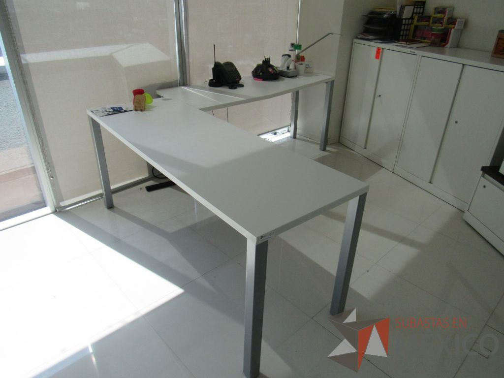 Lote 007 - Escritorio en escuadra en 2 piezas con estructura metálica color gris y cubierta color blanco