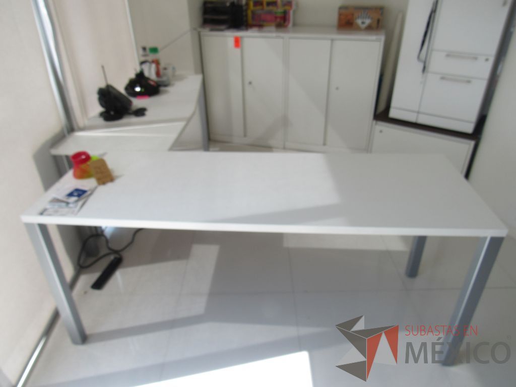 Lote 007 - Escritorio en escuadra en 2 piezas con estructura metálica color gris y cubierta color blanco - Imagen 7